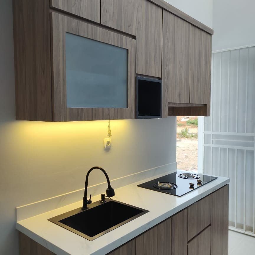 Meja dapur dengan sink hitam