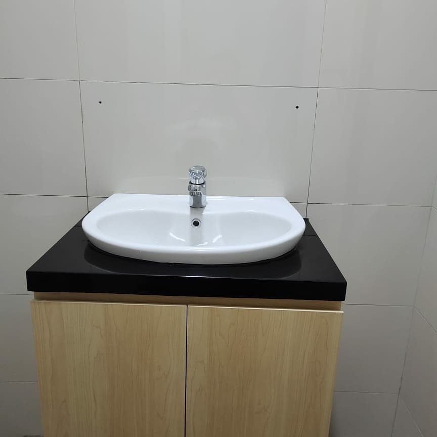 Wastafel top hitam